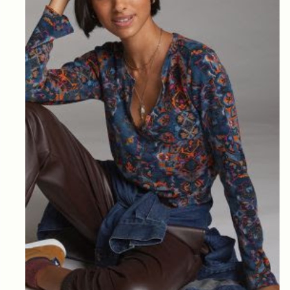 Pilcro v-neck, split neck top. Blue motif XS. Style 4112522160077.